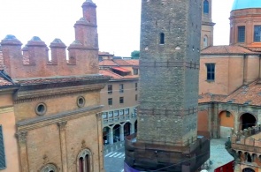 Tower of Asinelli and Tower of Garisenda. Bologna webcams