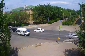 The intersection of Lenin Avenue and Komsomolskaya street. Webcams Volga