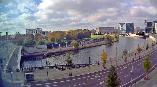 The river embankment of the Spree in Berlin in real time