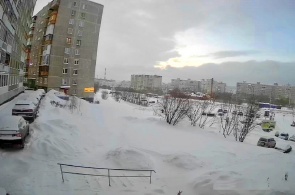 View of the Kola Avenue and Parking at the shopping center of North mountain. Webcam Murmansk online