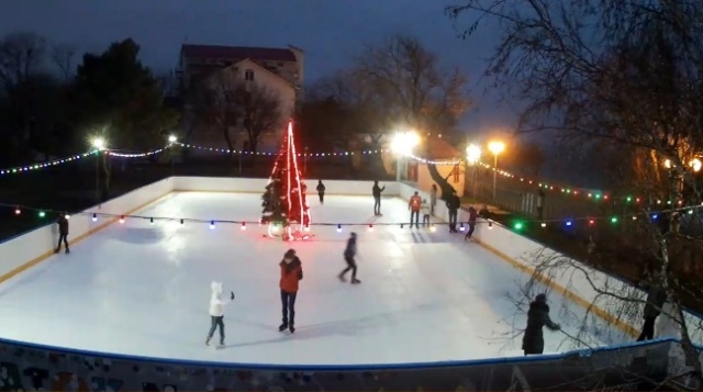 Skating rink on the shore of the Black sea. Anapa webcam online