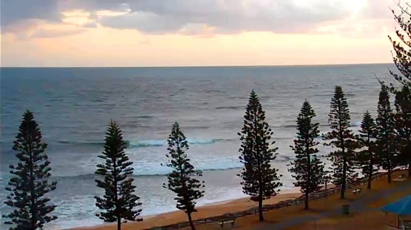 The view from the hotel Norfolks on Moffat Beach web camera online