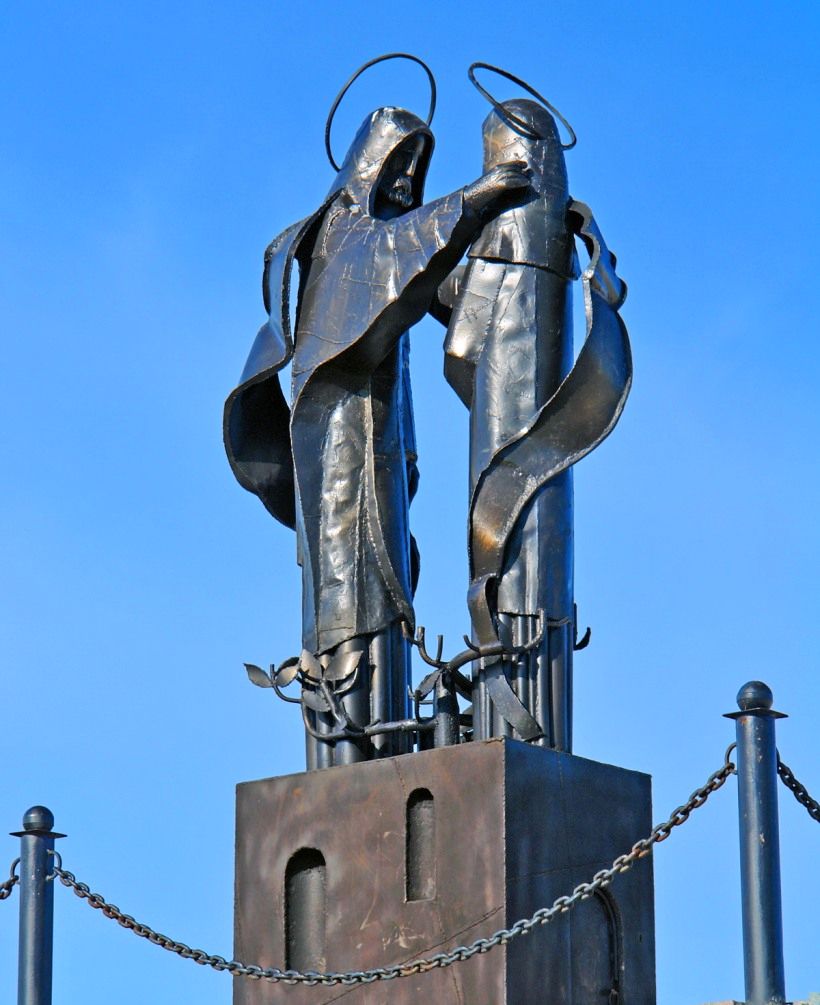 Шихан памятник Петру и Февронии