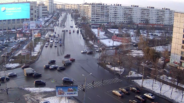 The crossroads of the Komsomol prospectus - Tchaikovsky. Chelyabinsk webcam online