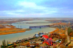 View of the old bridge and the road to the Arabat Spit. Webcams Genichesk